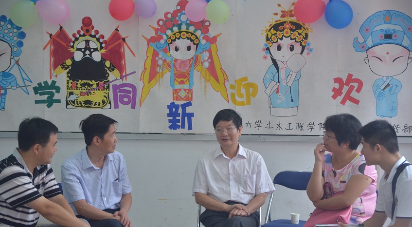 2必赢官网党委书记张和秋同院党委副书记陈德铭、院团委书记许长宾及各级辅导员进行商议